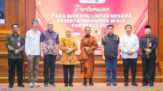 Gubernur Khofifah Sambut Bhikkhu Walk for Peace 2026 di Grahadi
