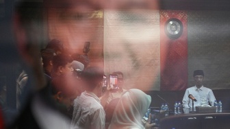 Anggota Fraksi Partai Gerindra DPRD Jember Achmad Syahri As Sidiqi (kanan) menjalani sidang etik di Kantor DPP Partai Gerindra, Jakarta, Jumat (15/5/2026). [ANTARA FOTO/Fauzan/foc]
