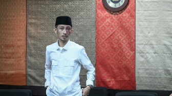 Anggota Fraksi Partai Gerindra DPRD Jember Achmad Syahri As Sidiqi berdiri usai mengikuti sidang etik di Kantor DPP Partai Gerindra, Jakarta, Jumat (15/5/2026). [ANTARA FOTO/Fauzan/foc]
