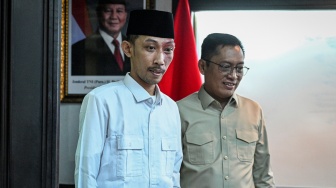 Anggota Fraksi Partai Gerindra DPRD Jember Achmad Syahri As Sidiqi (kiri) dan Ketua DPC Partai Gerindra Jember Ahmad Halim (kanan) tiba untuk mengikuti sidang etik di Kantor DPP Partai Gerindra, Jakarta, Jumat (15/5/2026). [ANTARA FOTO/Fauzan/foc]