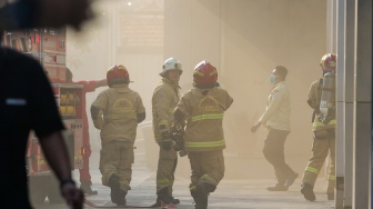 Sejumlah petugas Dinas Pemadam Kebakaran dan Penyelamatan Kota Surabaya melakukan pemadaman kebakaran di gedung Pusat Pelayanan Jantung Terpadu RSUD Dr Soetomo, Surabaya, Jawa Timur, Jumat (15/5/2026). [ANTARA FOTO/Didik Suhartono/hma]