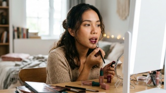 Bibir Hitam Cocok Pakai Lipstik Ombre Warna Apa? Ini 5 Kombinasi Produk yang Bisa Dicoba