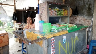 Derita Pedagang di Mataram: Omzet Anjlok Akibat Bau Menyengat Tumpukan Sampah