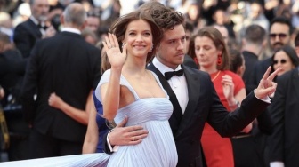Buat Kaget! Barbara Palvin dan Dylan Sprouse Pamer 'Baby Bump' di Cannes
