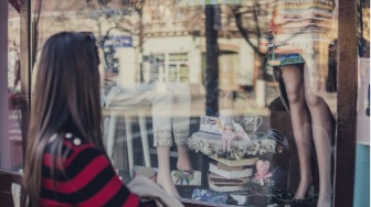 Membeli karena Butuh atau FOMO? Refleksi Gaya Hidup Gen Z di Era Konsumtif