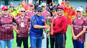 Tim IKA Unhas Taklukkan Legenda PSM Makassar, Amran Sulaiman Bagi-bagi Hadiah Ratusan Juta
