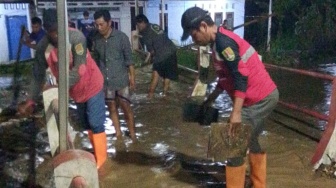 Semarang Barat Dikepung Banjir: Tanggul Plumbon Jebol, Lansia Hanyut