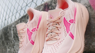 7 Sepatu Lari Warna Pastel yang Bikin OOTD Olahraga Kamu Makin Cantik di Instagram