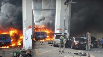 Maut di Perlintasan! Kereta Hantam Bus di Bangkok hingga Terbakar, 8 Orang Tewas