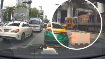Brak Duar! Saksi Mata Ungkap Detik Horor Kecelakaan Maut Kereta vs Bus di Bangkok