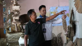 Limbah Kayu Pantai Disulap Jadi Kerajinan Bernilai Ekspor oleh Wayan