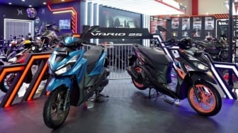 Beda Posisi Riding Anti Pegal dan Selisih Rp2 Jutaan, Mending Pinang Vario 125 Street atau Standar?