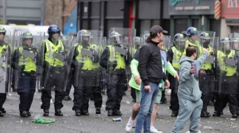 Jangan Ditiru! Perayaan Liar Suporter Celtic Usai Juara, Bikin Hura Hara Serang Polisi