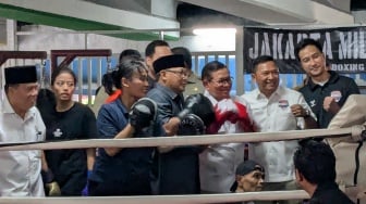 Pramono Anung Jajal Naik Ring di Kolong Flyover Pasar Rebo