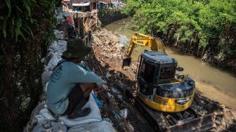 Pekerja Dinas Pekerjaan Umum Kota Semarang menggunakan alat berat untuk memperbaiki struktur Jalan Jembawan 1 yang amblas di kawasan Kalibanteng Kulon, Semarang, Jawa Tengah, Senin (18/5/2026). [ANTARA FOTO/Aprillio Akbar/bar]
