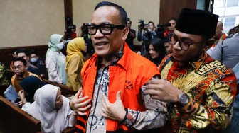 Terdakwa kasus dugaan pemerasan dalam pengurusan sertifikat Keselamatan dan Kesehatan Kerja (K3) di Kementerian Ketenagakerjaan Immanuel Ebenezer bersiap mengikuti sidang lanjutan di Pengadilan Tipikor, Jakarta, Senin (18/5/2026). [Suara.com/Alfian Winanto]