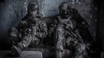 Paradoks Demokrasi: Mengapa Pemimpin Militer Berisiko bagi Indonesia?