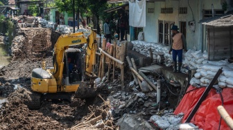 Pekerja Dinas Pekerjaan Umum Kota Semarang menggunakan alat berat untuk memperbaiki struktur Jalan Jembawan 1 yang amblas di kawasan Kalibanteng Kulon, Semarang, Jawa Tengah, Senin (18/5/2026). [ANTARA FOTO/Aprillio Akbar/bar]