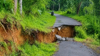 Akses Utama Cilograng Lebak Terputus Akibat Longsor, Warga: Tanah Masih Terus Bergerak