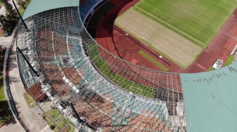 Foto udara renovasi atap Stadion Pakansari, Kabupaten Bogor, Jawa Barat, Senin (18/5/2026). [ANTARA FOTO/Yulius Satria Wijaya/kye]