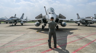 Penerbang TNI AU berfoto usai saat serah terima alat utama sistem persenjataan (alutsista) dari Pemerintah kepada TNI di Lanud Halim Perdanakusuma, Jakarta, Senin (18/5/2026). [ANTARA FOTO/Galih Pradipta/bar]