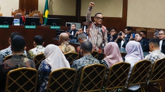 Terdakwa kasus dugaan pemerasan dalam pengurusan sertifikat Keselamatan dan Kesehatan Kerja (K3) di Kementerian Ketenagakerjaan Immanuel Ebenezer saat mengikuti sidang lanjutan di Pengadilan Tipikor, Jakarta, Senin (18/5/2026). [Suara.com/Alfian Winanto]