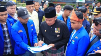 Saat HUT ke 80 Sumsel, Herman Deru Temui Massa Mahasiswa yang Demo Soal Transparansi Anggaran