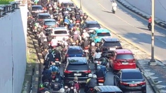 Senin Pagi di Jakarta Timur: Macet Parah Usai Libur Panjang, Kendaraan Cuma Melaju 10 Km/Jam