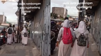 Viral Sekelompok Murid SMP Berani Adang Motor di Trotoar, Langsung Jadi Sorotan Netizen