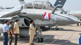 Presiden Prabowo Subianto (kanan) didampingi Menteri Pertahanan Sjafrie Sjamsoeddin (ktiga kiri), Panglima TNI Jenderal TNI Agus Subiyanto (kedua kiri), dan Kepala Staf Angkatan Udara (Kasau) Marsekal TNI Mohamad Tonny Harjono (kiri) menarik bendera Merah Putih saat serah terima alat utama sistem persenjataan (alutsista) dari Pemerintah kepada TNI di Lanud Halim Perdanakusuma, Jakarta, Senin (18/5/2026). [ANTARA FOTO/Galih Pradipta/bar]