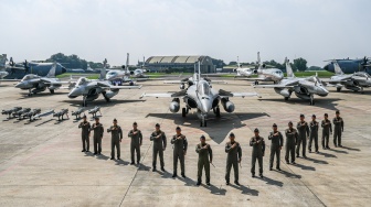 Sejumlah penerbang TNI AU berfoto bersama saat serah terima alat utama sistem persenjataan (alutsista) dari Pemerintah kepada TNI di Lanud Halim Perdanakusuma, Jakarta, Senin (18/5/2026). [ANTARA FOTO/Galih Pradipta/bar]