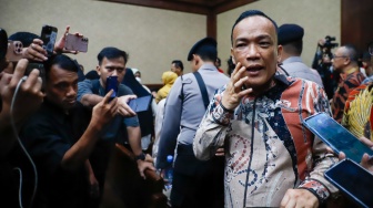Terdakwa kasus dugaan pemerasan dalam pengurusan sertifikat Keselamatan dan Kesehatan Kerja (K3) di Kementerian Ketenagakerjaan Immanuel Ebenezer menunjukan luka lebam akibat sakit gigi saat bersiap mengikuti sidang lanjutan di Pengadilan Tipikor, Jakarta, Senin (18/5/2026). [Suara.com/Alfian Winanto]