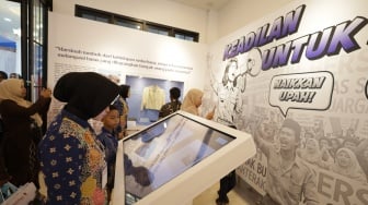 Pengunjung mengamati potongan artikel berita media massa pada layar monitor di Museum Ibu Marsinah di Desa Nglundo, Kabupaten Nganjuk, Jawa Timur, Sabtu (16/5/2026). [ANTARA FOTO/Prasetia Fauzani/nz]
