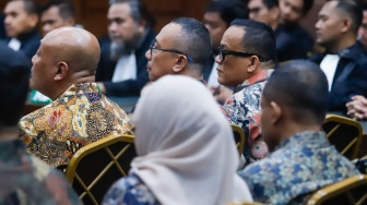Terdakwa kasus dugaan pemerasan dalam pengurusan sertifikat Keselamatan dan Kesehatan Kerja (K3) di Kementerian Ketenagakerjaan Immanuel Ebenezer (kanan) saat mengikuti sidang lanjutan di Pengadilan Tipikor, Jakarta, Senin (18/5/2026). [Suara.com/Alfian Winanto]