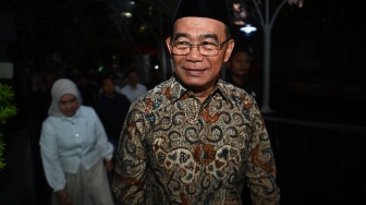 Penasihat Khusus Presiden Bidang Haji Muhadjir Effendy berjalan menuju ruang pemeriksaan setibanya di Gedung Merah Putih KPK, Jakarta, Senin (18/5/2026). [ANTARA FOTO/Indrianto Eko Suwarso/nz]
