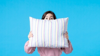 Cara Mencuci Bantal di Mesin Cuci yang Benar: Bersih, Wangi, dan Tidak Rusak