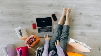 Budaya Belanja Generasi Sekarang: Antara Self-Reward dan Self-Destruction