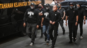 Petugas mengawal mantan Kasatresnarkoba Polres Kutai Barat AKP Deky Jonatan Sasiang (kanan) setibanya di Bareskrim Polri di Jakarta, Senin (18/5/2026). [ANTARA FOTO/Sulthony Hasanuddin/nz]