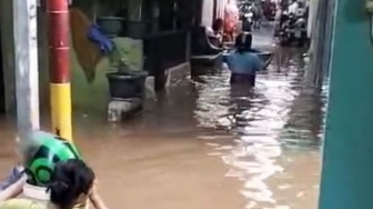 Kebon Pala Kembali Terendam Banjir 1,4 Meter, Warga Pilih Bertahan di Lantai Dua