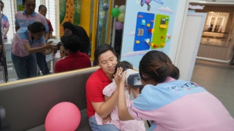 Anak Sering Main Gadget? Periksa Mata Rutin Jadi Kunci Cegah Gangguan Penglihatan sejak Dini