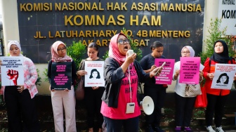 Massa dari Aliansi Perempuan Indonesia (API) menggelar aksi memperingati 28 tahun Reformasi di depan kantor Komnas HAM, Jakarta, Selasa (19/5/2026). [Suara.com/Alfian Winanto] 