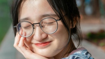 5 Tips OOTD Pakai Kacamata agar Tampil Stylish dan Percaya Diri