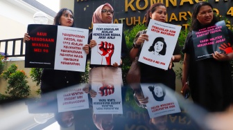 Massa dari Aliansi Perempuan Indonesia (API) menggelar aksi memperingati 28 tahun Reformasi di depan kantor Komnas HAM, Jakarta, Selasa (19/5/2026). [Suara.com/Alfian Winanto] 