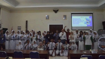 Bekali Generasi Muda, FISIP UNDIP Gelar Pelatihan Jurnalistik di SMAN 1 Semarang