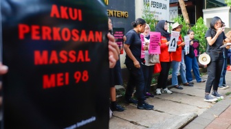 Massa dari Aliansi Perempuan Indonesia (API) menggelar aksi memperingati 28 tahun Reformasi di depan kantor Komnas HAM, Jakarta, Selasa (19/5/2026). [Suara.com/Alfian Winanto] 