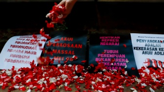Massa dari Aliansi Perempuan Indonesia (API) menggelar aksi memperingati 28 tahun Reformasi di depan kantor Komnas HAM, Jakarta, Selasa (19/5/2026). [Suara.com/Alfian Winanto] 