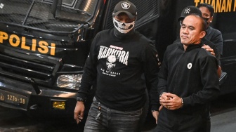 Petugas mengawal mantan Kasatresnarkoba Polres Kutai Barat AKP Deky Jonatan Sasiang (kanan) setibanya di Bareskrim Polri di Jakarta, Senin (18/5/2026). [ANTARA FOTO/Sulthony Hasanuddin/nz]