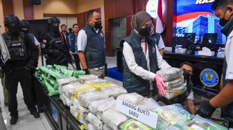 Petugas BNN merapikan barang bukti narkotika usai rilis pengungkapan kasus dalam Operasi Sapu Bersih Narkoba (Saber Bersinar) 2026 di Kantor Badan Narkotika Nasional (BNN), Jakarta, Selasa (19/5/2026). [ANTARA FOTO/Indrianto Eko Suwarso/YU]