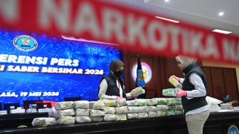 Petugas BNN menata barang bukti narkotika saat rilis pengungkapan kasus dalam Operasi Sapu Bersih Narkoba (Saber Bersinar) 2026 di Kantor Badan Narkotika Nasional (BNN), Jakarta, Selasa (19/5/2026). [ANTARA FOTO/Indrianto Eko Suwarso/YU]