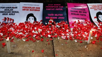 Massa dari Aliansi Perempuan Indonesia (API) menggelar aksi memperingati 28 tahun Reformasi di depan kantor Komnas HAM, Jakarta, Selasa (19/5/2026). [Suara.com/Alfian Winanto] 